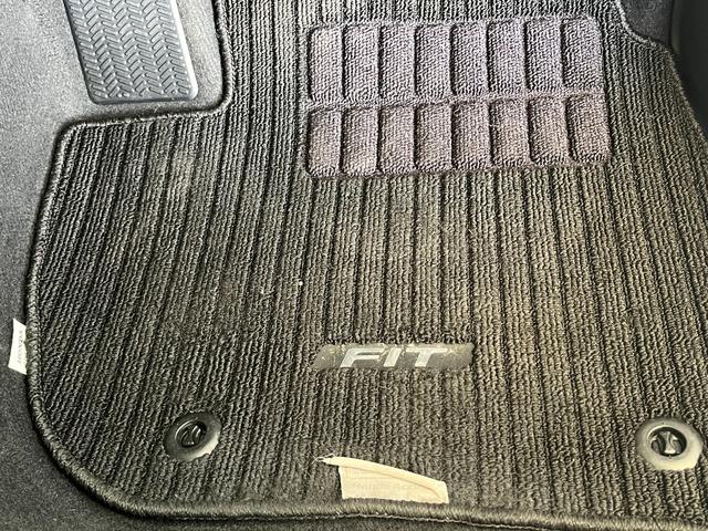 フィット １３Ｇ・Ｆパッケージ　保証付き１年　イモビ　ＤＶＤ再生可能　スマ－トキ－　記録簿有り　ＶＳＡ　ＥＴＣ付き　助手席エアバッグ　Ｒカメラ　オートエアコン　ＵＳＢ接続　エアバック　ＰＳ　キ－フリ－　１セグ　ＰＷ　ＡＢＳ　ＴＶナビ（18枚目）