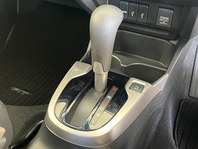 フィット １３Ｇ・Ｆパッケージ　保証付き１年　イモビ　ＤＶＤ再生可能　スマ－トキ－　記録簿有り　ＶＳＡ　ＥＴＣ付き　助手席エアバッグ　Ｒカメラ　オートエアコン　ＵＳＢ接続　エアバック　ＰＳ　キ－フリ－　１セグ　ＰＷ　ＡＢＳ　ＴＶナビ（29枚目）