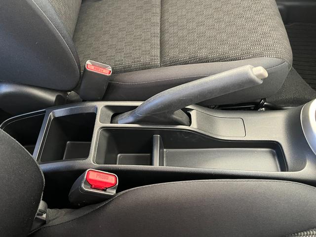 フィット １３Ｇ・Ｆパッケージ　保証付き１年　イモビ　ＤＶＤ再生可能　スマ－トキ－　記録簿有り　ＶＳＡ　ＥＴＣ付き　助手席エアバッグ　Ｒカメラ　オートエアコン　ＵＳＢ接続　エアバック　ＰＳ　キ－フリ－　１セグ　ＰＷ　ＡＢＳ　ＴＶナビ（30枚目）