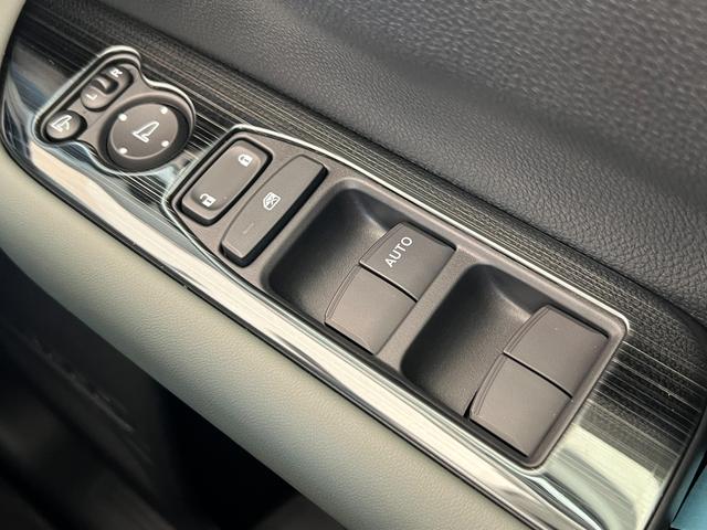 フリード ｅ：ＨＥＶクロスター　保証付き２年　ＥＴＣ装備　Ｓヒーター　衝突軽減ブレーキシステム　フルセグ　オートエアコン　バックモニター　ＬＥＤライト　スマートキー　クルーズコントロール　キーレス　盗難防止システム　横滑り防止（27枚目）