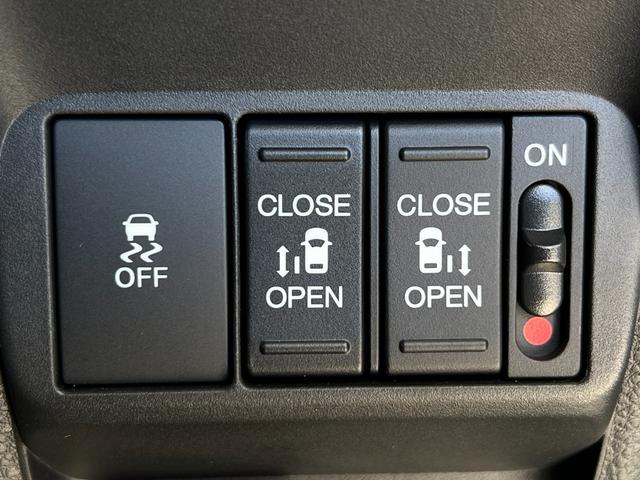 フリード ｅ：ＨＥＶクロスター　保証付き２年　ＥＴＣ装備　Ｓヒーター　衝突軽減ブレーキシステム　フルセグ　オートエアコン　バックモニター　ＬＥＤライト　スマートキー　クルーズコントロール　キーレス　盗難防止システム　横滑り防止（28枚目）