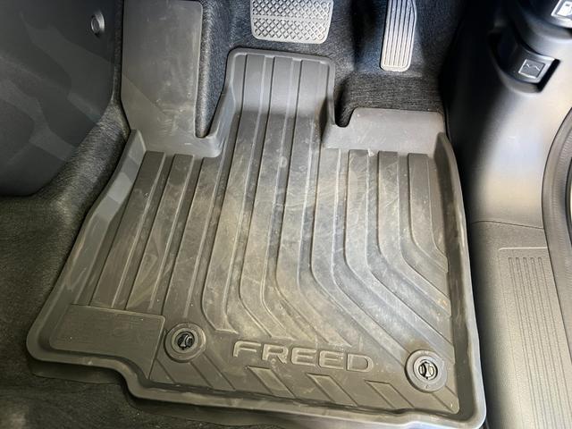 フリード ｅ：ＨＥＶクロスター　保証付き２年　ＥＴＣ装備　Ｓヒーター　衝突軽減ブレーキシステム　フルセグ　オートエアコン　バックモニター　ＬＥＤライト　スマートキー　クルーズコントロール　キーレス　盗難防止システム　横滑り防止（33枚目）