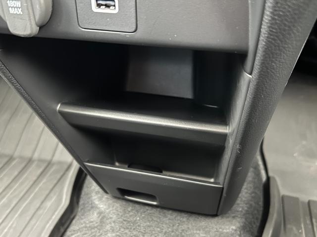 フリード ｅ：ＨＥＶクロスター　保証付き２年　ＥＴＣ装備　Ｓヒーター　衝突軽減ブレーキシステム　フルセグ　オートエアコン　バックモニター　ＬＥＤライト　スマートキー　クルーズコントロール　キーレス　盗難防止システム　横滑り防止（40枚目）