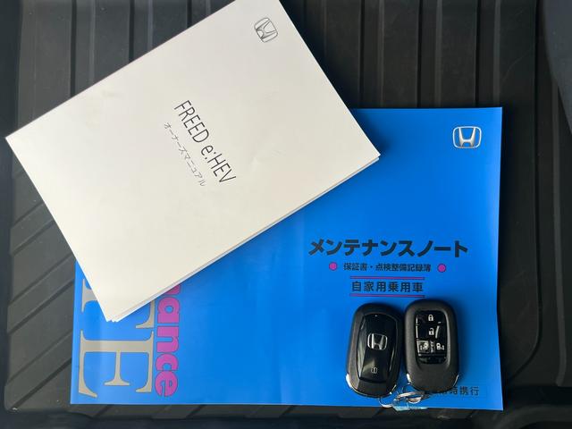フリード ｅ：ＨＥＶクロスター　保証付き２年　ＥＴＣ装備　Ｓヒーター　衝突軽減ブレーキシステム　フルセグ　オートエアコン　バックモニター　ＬＥＤライト　スマートキー　クルーズコントロール　キーレス　盗難防止システム　横滑り防止（58枚目）