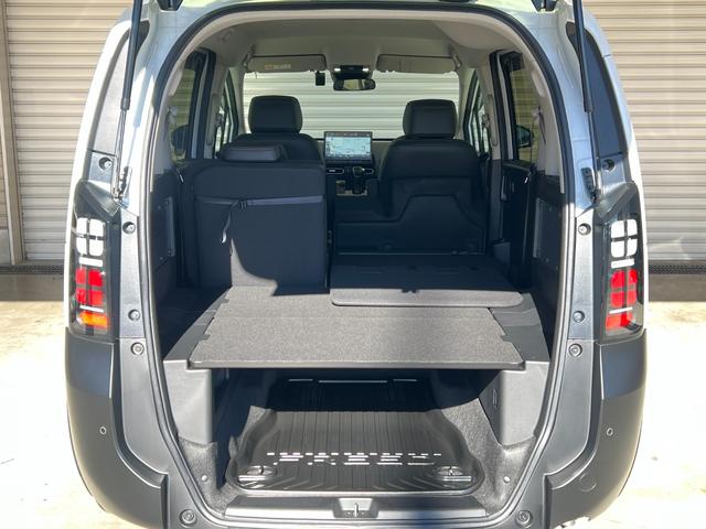 フリード ｅ：ＨＥＶクロスター　保証付き２年　ＥＴＣ装備　Ｓヒーター　衝突軽減ブレーキシステム　フルセグ　オートエアコン　バックモニター　ＬＥＤライト　スマートキー　クルーズコントロール　キーレス　盗難防止システム　横滑り防止（63枚目）