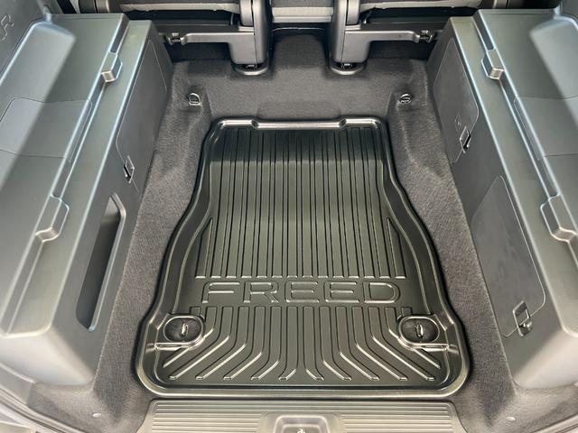 フリード ｅ：ＨＥＶクロスター　保証付き２年　ＥＴＣ装備　Ｓヒーター　衝突軽減ブレーキシステム　フルセグ　オートエアコン　バックモニター　ＬＥＤライト　スマートキー　クルーズコントロール　キーレス　盗難防止システム　横滑り防止（67枚目）