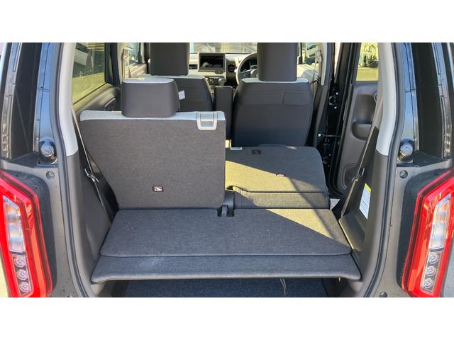 後部座席を使った状態でもバッグや買い物袋を積めるスペースがありますよ♪