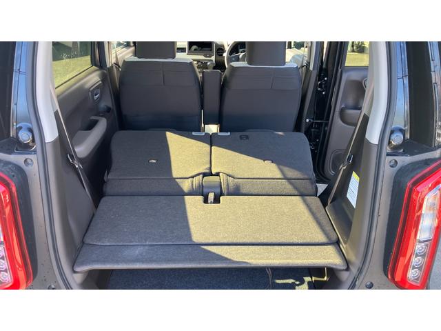 後部座席を倒すと開放的な空間ができます☆