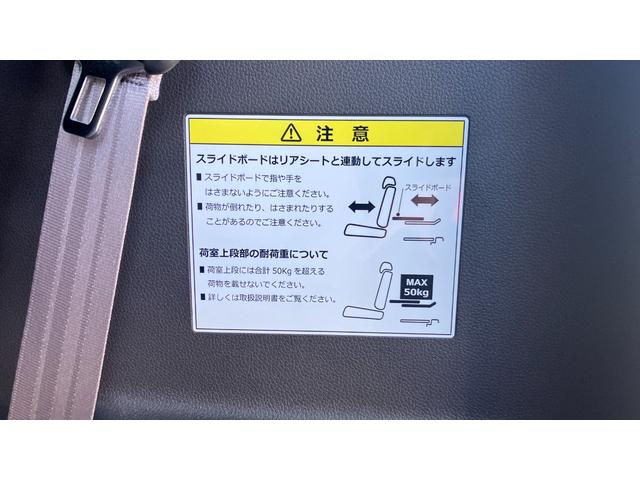 リヤシートと連動してスライドするラゲッジフロアボード付き♪