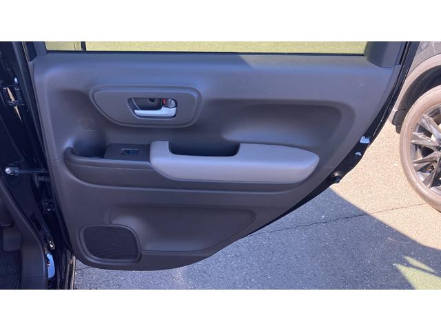 後部座席ドアにはドリンクホルダーがついています♪