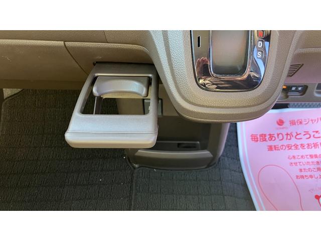 収納可能なドリンクホルダー付き！