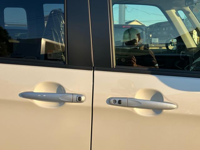 ルーミー カスタムＧ－Ｔ　両側電動ドア　純正ＳＤナビ　バックカメラ　スマートアシスト　レーダークルーズ　禁煙車　ＬＥＤヘッドライト　ビルトインＥＴＣ　オートエアコン　純正１５インチアルミ　Ｂｌｕｅｔｏｏｔｈ　ＣＤ（13枚目）