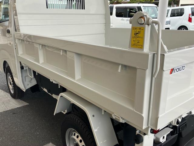 ハイゼットトラック 多目的ダンプ　電動モーター式　３方開　４ＷＤ　登録済未使用車　禁煙車　エアコンクーラー　ＣＶＴ　パート４ＷＤ　スマートアシスト　極東開発製　電動モーター式ダンプ　スーパーデフロック　前後ソナー　ＬＥＤ荷台作業灯（12枚目）