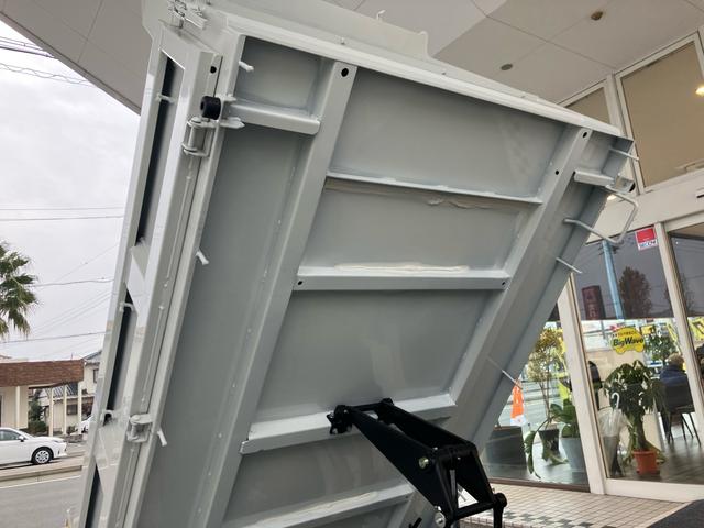 ハイゼットトラック 多目的ダンプ　電動モーター式　３方開　４ＷＤ　登録済未使用車　禁煙車　エアコンクーラー　ＣＶＴ　パート４ＷＤ　スマートアシスト　極東開発製　電動モーター式ダンプ　スーパーデフロック　前後ソナー　ＬＥＤ荷台作業灯（24枚目）