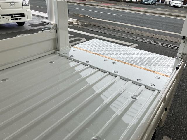 ハイゼットトラック 垂直式テールリフト　３方開　４ＷＤ　禁煙車　登録済未使用車　４ＷＤ　エアコンクーラー　パワステ　アイドリングストップ　衝突被害軽減ブレーキ　アクセル踏み間違い防止装置（24枚目）