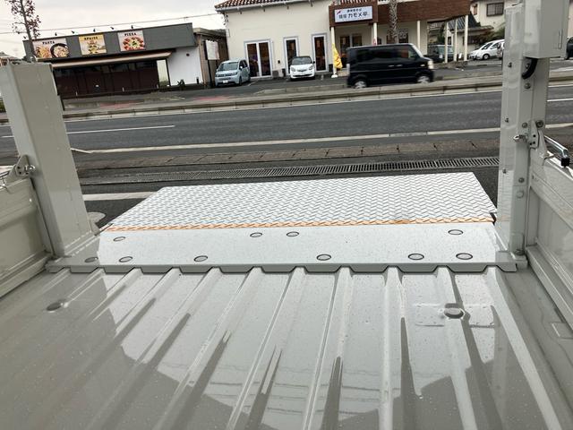 ハイゼットトラック 垂直式テールリフト　３方開　４ＷＤ　禁煙車　登録済未使用車　４ＷＤ　エアコンクーラー　パワステ　アイドリングストップ　衝突被害軽減ブレーキ　アクセル踏み間違い防止装置（25枚目）