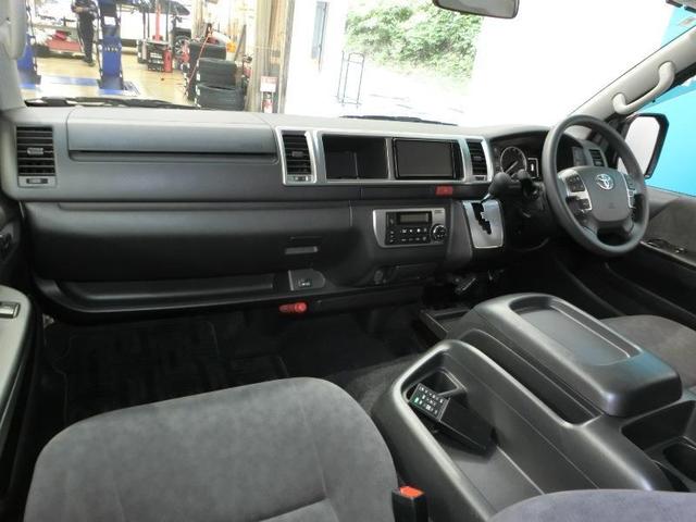 ハイエースワゴン GL ワンオーナー 衝突被害軽減システム 横滑り防止機能 ABS エアバッグ 盗難防止装置 バックカメラ 後席モニター ETC ドラレコ ミュージックプレイヤー接続可 CD スマートキー キーレス フル装備(12枚目)