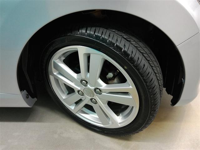 スポーティな印象を与えるアルミホイールです。どこまでも走っていきたくなるようなデザインですね♪