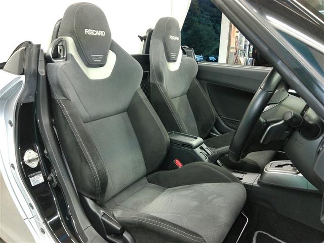 運転席側からの前席ビューです。内装色はブラック系ですので汚れも目立ちにくいです♪