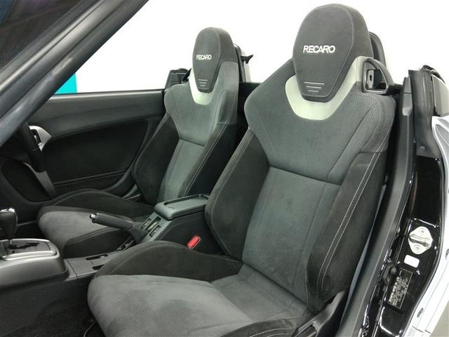 助手席側からの前席ビューです。ファブリックで包み込んだベーシックなシートです。通気性が良くて蒸れにくい上に、保温性も高いので冬場でも冷えを感じにくいです♪