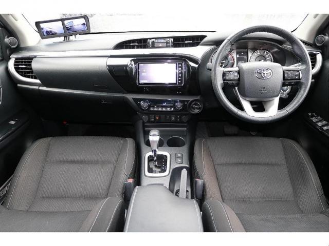 ダッシュボード上にフロント／サイドカメラ用モニター付きで直前直左の確認が可能です。