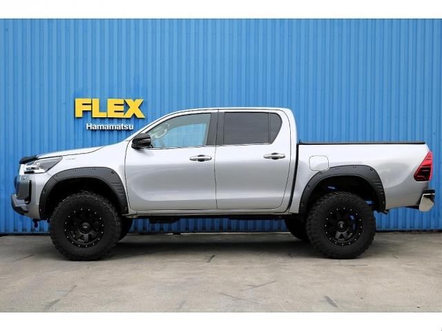 フロント、リアともにリフトアップ。前上がりでもケツ上がりでもなく水平が保たれていてバランス、グッドです。