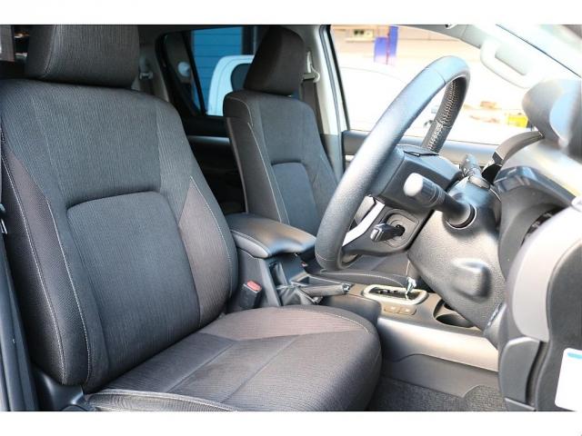 ホールド感のあるシート形状で快適なポジションでお乗り頂けます。