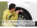 <グー鑑定>タイヤハウス:確認し辛い部分は、ミラー等の道具を使用して、しっかりと確認します。
