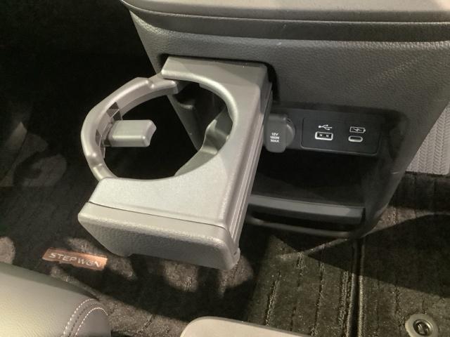 ステップワゴン e:HEVスパーダプレミアムライン HSENSING新車保証試乗車ワンオ-ナ- マルチカメラ Pテールゲート Wエアコン 両側自動ドア Fセグ USB接続 クルーズC 助手席エアバッグ スマートK シ-トヒ-タ- DVD再生 キーフリー(31枚目)