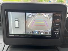 全周囲や後方確認に便利で安全な全方位型モニターとバックカメラも装備しています。 6