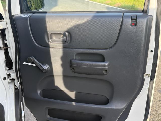 アクティトラック ＳＤＸ　４ＷＤ　２５０ＫＧ吊り簡易クレーン付き　構造変更済　エアコン　パワステ　５速ＭＴ（22枚目）