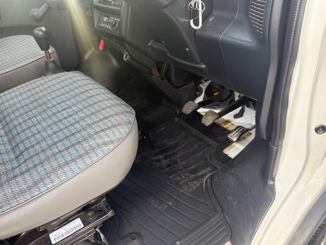 アクティトラック ＳＤＸ　４ＷＤ　２５０ＫＧ吊り簡易クレーン付き　構造変更済　エアコン　パワステ　５速ＭＴ（28枚目）