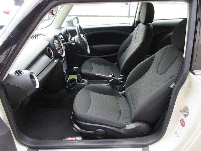 ＭＩＮＩ クーパー　カロッツェリアＨＤＤナビ　フルセグＴＶ　ＤＶＤ再生　Ｂｌｕｅｔｏｏｔｈ対応フルセグ　バックカメラ　純正１６インチアルミ　キセノンヘッドライト　ＥＴＣ（17枚目）