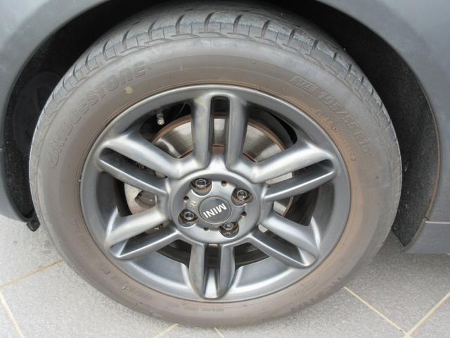 ＭＩＮＩ クーパー　カロッツェリアＨＤＤナビ　フルセグＴＶ　ＤＶＤ再生　Ｂｌｕｅｔｏｏｔｈ対応フルセグ　バックカメラ　純正１６インチアルミ　キセノンヘッドライト　ＥＴＣ（19枚目）