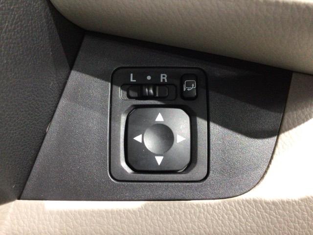 狭い駐車場で便利な電動格納ドアミラーが付いています。