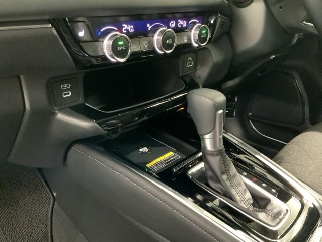 ヴェゼル e:HEVZ H SENSING新車保証 試乗車 ワンオ-ナ- 純正ナビTV Rカメラ BTオ-ディオ ETC LEDライト VSAシ-トヒ-タ- クルコン アルミ スマ-トキ- スペアキ-盗難防止装置 整備記録簿(27枚目)