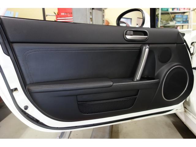 ロードスター ＲＳ　ＲＨＴ　レザーパッケージ　６ＭＴ　電動リトラクタブルハードトップ　スマートキー　サイドドアトリムアームレストソフトパッド　本革シート（ブラック）センターコンソールリッドソフトパッド　シートヒーター（温度５段調整機能付）（32枚目）