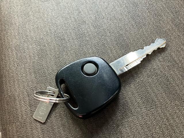 エブリイ ＰＡリミテッド　オートマ　エアコン　パワーステアリング　ドアバイザー　フロアゴムマット　キーレス　箱バン　タイヤ４本新品交換（9枚目）