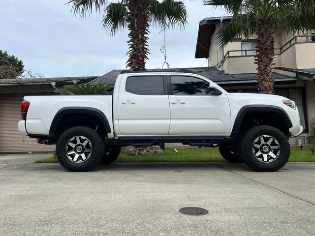 タコマ ダブルキャブ TRDパッケージ 新車並行 4WD 6inBDSリフトアップ YOKOHAMA A/T 4Runner純正ホイール トノカバー フロントグリル KICKERスピーカー ETC カメラ 禁煙車(3枚目)