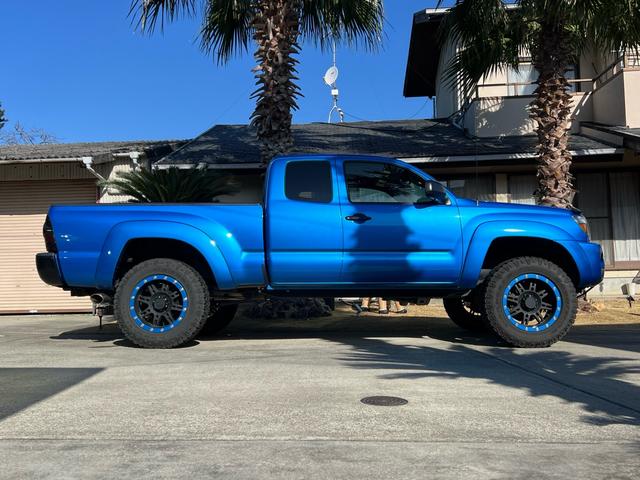 タコマ 　アクセスキャブ　４ＷＤ　ＴＲＤスポーツ　リフトアップ　アッパアーム　ＴＲＤマフラー　ＧＯＯＤＹＥＡＲタイヤ　ＰＲＯＣＯＭＰホイール　ブラックヘッドライト　ナビ　ＥＴＣ　自社輸入　実走行　禁煙車（4枚目）