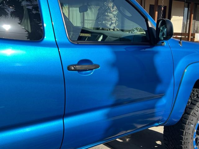 タコマ 　アクセスキャブ　４ＷＤ　ＴＲＤスポーツ　リフトアップ　アッパアーム　ＴＲＤマフラー　ＧＯＯＤＹＥＡＲタイヤ　ＰＲＯＣＯＭＰホイール　ブラックヘッドライト　ナビ　ＥＴＣ　自社輸入　実走行　禁煙車（16枚目）