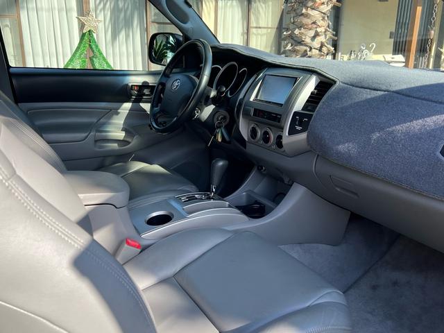 タコマ 　アクセスキャブ　４ＷＤ　ＴＲＤスポーツ　リフトアップ　アッパアーム　ＴＲＤマフラー　ＧＯＯＤＹＥＡＲタイヤ　ＰＲＯＣＯＭＰホイール　ブラックヘッドライト　ナビ　ＥＴＣ　自社輸入　実走行　禁煙車（26枚目）