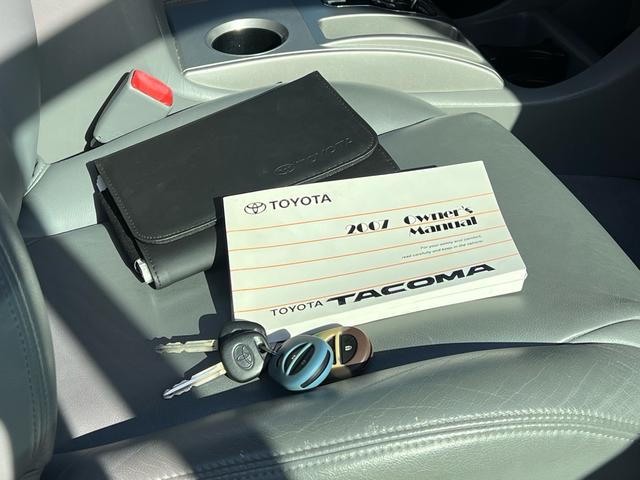 タコマ 　アクセスキャブ　４ＷＤ　ＴＲＤスポーツ　リフトアップ　アッパアーム　ＴＲＤマフラー　ＧＯＯＤＹＥＡＲタイヤ　ＰＲＯＣＯＭＰホイール　ブラックヘッドライト　ナビ　ＥＴＣ　自社輸入　実走行　禁煙車（37枚目）