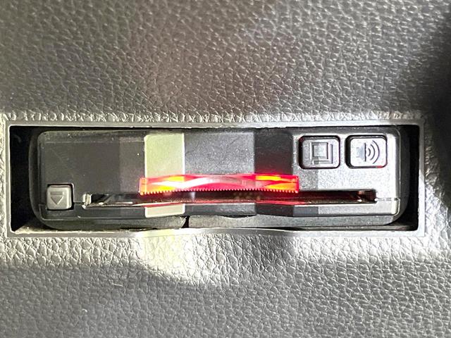 ヤリス Ｘ　禁煙車　純正ディスプレイオーディオ　バックモニター　セーフティセンス　ハイビームアシスト　ＥＴＣ　スマートキー　オートライト　シートリフター　電動格納ミラー　ヘッドライトレベライザー（6枚目）