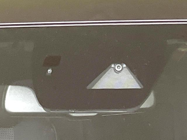 【スマートブレーキサポート】走行中に前方の車両等を認識し、衝突しそうな時は警報とブレーキで衝突回避と被害軽減をアシスト。より安全にドライブをお楽しみいただけます。