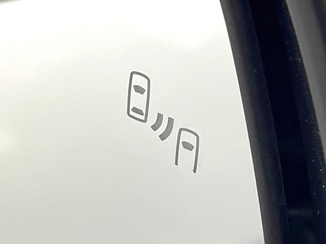 【ブラインドスポットモニター】走行中、ドアミラーの死角になりやすい箇所に後続車が接近するとサイドミラーのレンズに警告を表示！ドライバーに注意喚起をしてくれます。