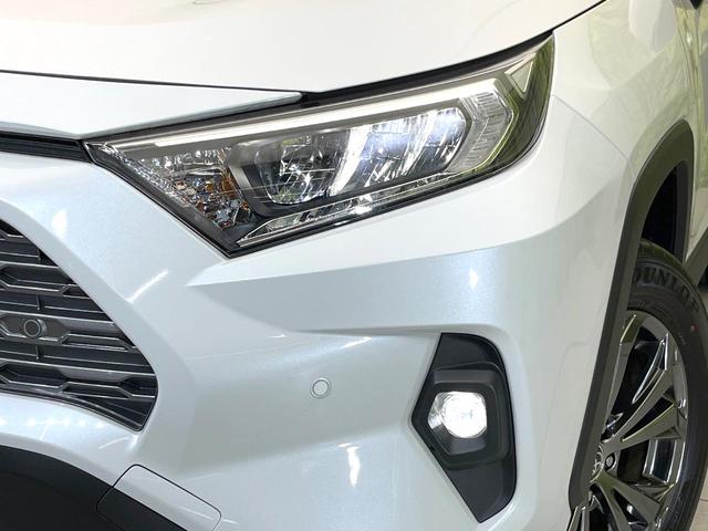 【ＬＥＤヘッドライト】悪天候や夜間走行時も良好な視界を確保し安心して運転できる高輝度ＬＥＤヘッドライトを装備！点灯速度が早く、消費電力も抑えられています。