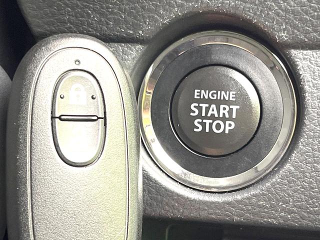 【キーレススタートシステム】カバンやポケットに入れたままでもドアの施錠・解錠が可能なスマートキーを装備。エンジンのオン・オフ時もカギを取り出す必要が無いからとっても便利です♪