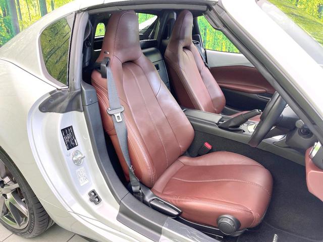 【専用スポーツシート】ホールド性に優れ、カーブ時の体が流れを抑制してくれます。また、体にフィットするから腰や背中が疲れにくく、ロングドライブや高速走行でも快適にお過ごしいただけます♪