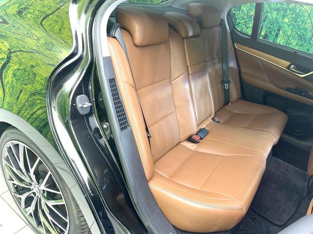 後部座席も気になるようなキズ・汚れやへたり等、大きなダメージはなく、良好な状態です。